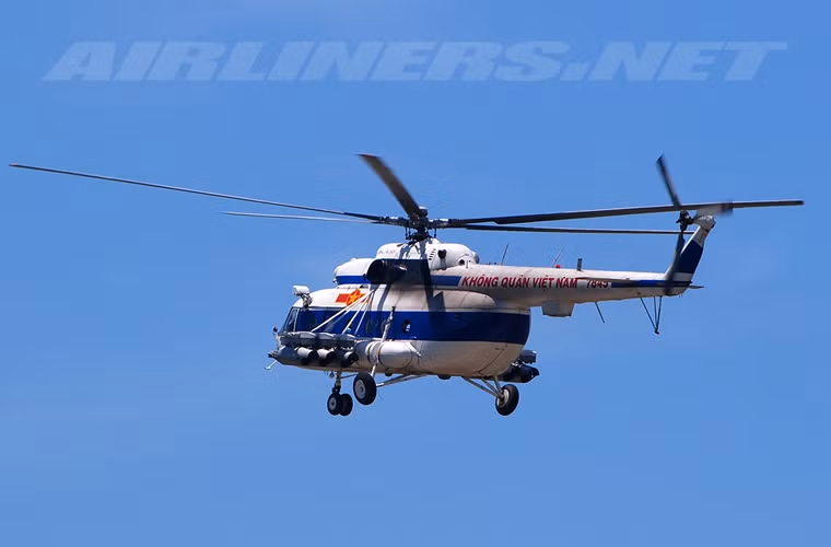 Trung đoàn 916 vẫn sử dụng số lượng lớn loại trực thăng Mi-8T - biến thể sản xuất hàng loạt đầu tiên của dòng Mi-8 huyền thoại, có khả năng mang 4 pod phóng rocket UV-16-57 với đạn rocket 57mm S-5, hoặc mang trung liên PK 7,62mm. Ngoài ra, nó có thể chở 24 binh sĩ hoặc 12 cáng cứu thương hoặc 3 tấn hàng hóa.