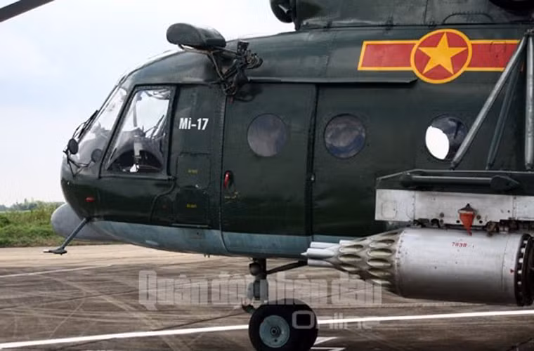 Trung đoàn trực thăng 916 là một trong 5 đơn vị chính của Sư đoàn Không quân 371 – một trong 3 sư đoàn chủ lực của Không quân Nhân dân Việt Nam làm nhiệm vụ bảo vệ miền Bắc. Trung đoàn 916 được thành lập ngày 19/12/1975, hiện đóng quân tại thị xã Sơn Tây.