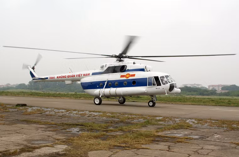 Ngoài ra, Trung đoàn 916 còn có trực thăng Mi-17 - biến thể cải tiến của dòng Mi-8, trang bị động cơ tuốc bin trực Klimov TV3-117MT.