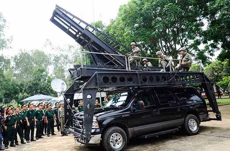 Các chiến sĩ đặc công trong nhiệm vụ mới – chống khủng bố được Đảng, Nhà nước và Quân đội đầu tư nhiều trang bị mới. Ví dụ như xe thang trong ảnh.