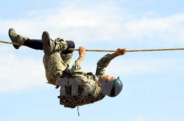 Ngoài nhiệm vụ chính được giao phó, hiện nay các đơn vị đặc công tinh nhuệ của Việt Nam còn được giao nhiệm vụ chống khủng bố.