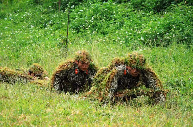 Qua quá trình chiến đấu, trưởng thành, đặc công Việt Nam chia thành 3 lực lượng chính gồm: đặc công bộ, đặc công nước và đặc công biệt động. Trong ảnh, các chiến sĩ đặc công bộ ngụy trang tiếp cận mục tiêu.