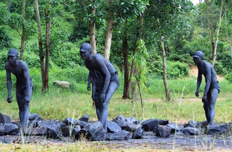 Bộ đội đặc công Việt Nam trình diễn kĩ thuật ngụy trang tuyệt vời.