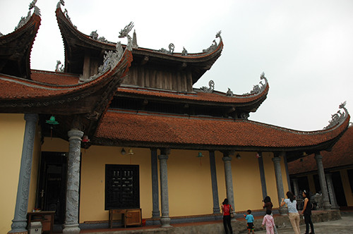 Vi sao cung dien co xua deu co mai nha cong?