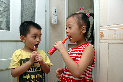 Khi nao cho tre dung kem danh rang la hop ly nhat?