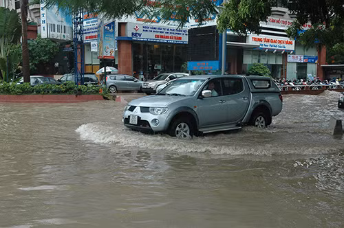 Nuoc ngap chua qua tam banh xe, oto van di duoc