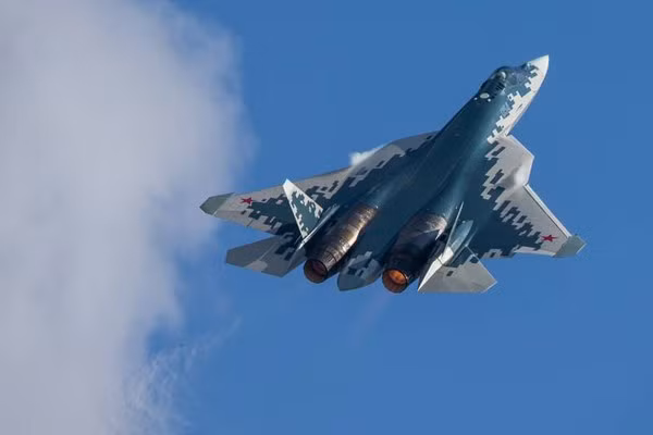 Tiêm kích tàng hình Mỹ với radar AESA tối tân cùng diện tích phản xạ radar cực nhỏ sẽ thấy trước và bắn trước khi gặp chiến đấu cơ Nga, bất chấp nó được trang bị tên lửa không đối không có tầm bắn nhỏ hơn.