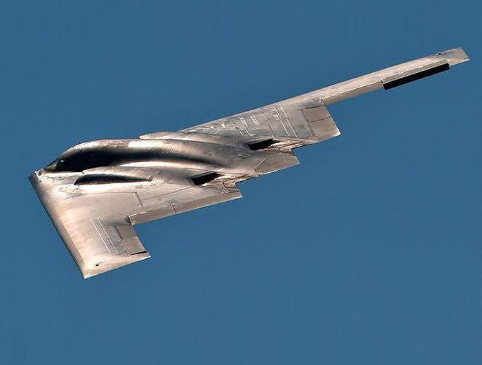 Kiểu thiết kế này không có phần thân, chỉ đơn giản là hai cánh cỡ lơn ghép lại với nhau ở giữa và ở phần này có một cơ cấu rỗng với khoang điều khiển và các thiết bị điện tử được lắp đặt.