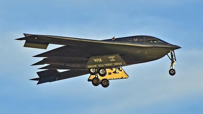 Hãng chế tạo vũ khí Northrop Grumman phát triển cho máy bay ném bom chiến lược B-2 Spirit được gọi là Flying Wing – “thân cánh liền khối” và không cần dùng tới cánh đuôi.
