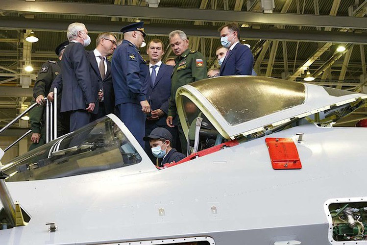 Điều thú vị là hình ảnh cho thấy rõ ràng hệ thống tìm kiếm và theo dõi hồng ngoại 101KS-V (IRST) của máy bay chiến đấu Su-57 được lắp đặt ở mũi. Cũng có thể nhìn thấy đầu tiếp nhiên liệu trên không và nắp chụp radar kiểu mới.