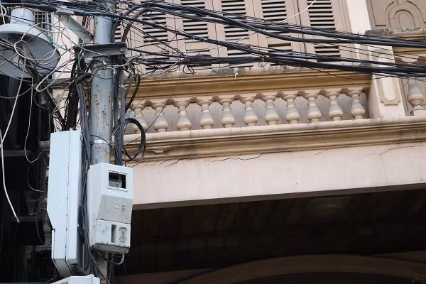 Ngôi nhà nghiêng xuất hiện rất nhiều vết nứt lớn.