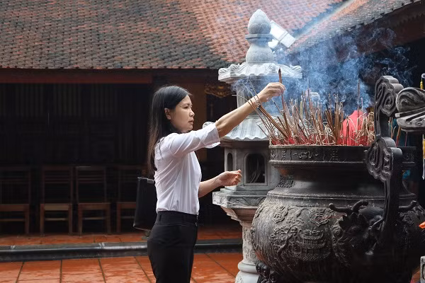Thắp hương cầu khấn những điều tốt lành cho người thân và gia đình