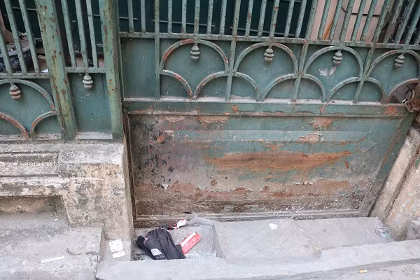 Cổng ngôi nhà nghiêng nguy hiểm được đóng kín.