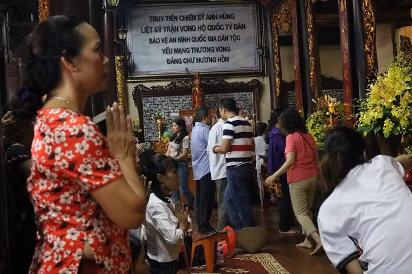 Người dân tới lễ trong ngày này để tỏ lòng thành kính, nhớ về những người đã khuất, cầu mong sức khỏe cho người thân và gia đình.