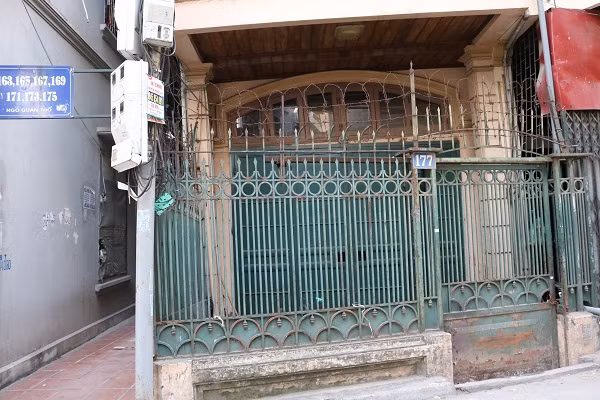 Từ năm 2010, gia đình bà Phạm Đỗ Thanh Thùy đã phải dọn ra khỏi ngôi nhà nghiêng như tháp Pisa này và thuê chung cư ở để đảm bảo an toàn tính mạng.