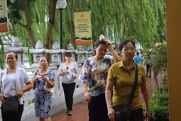 Những cơn mưa bất chợt cũng không làm giảm lượng người tới đây. Phần lớn mọi người không mang nhiều đồ lễ, chủ yếu tới thắp hương và công đức.