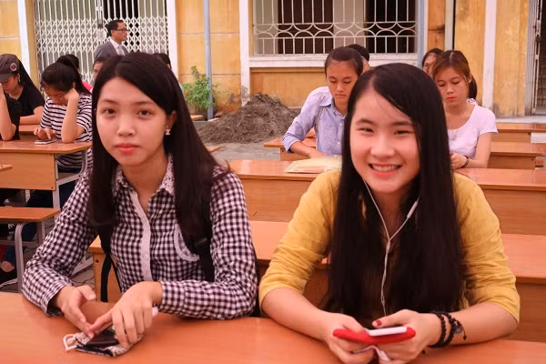 Em Kiều Anh (trái) thi vào khoa Đông Phương học ,còn em Thu Hằng (bên phải) thi vào khoa Nhân học. Hai em đã lên Hà Nội trước và hiện tại đang ở trọ với nhau.