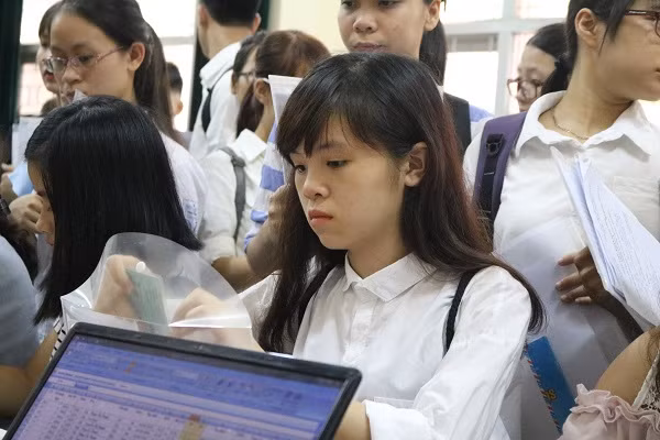 Các em sinh viên đang hồi hộp chờ làm thủ tục nhập học.