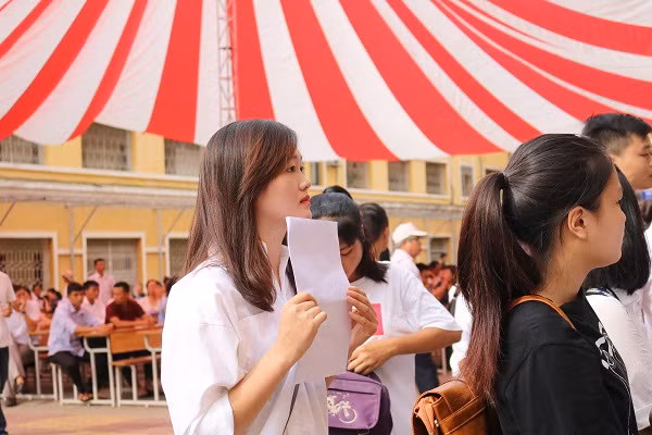 Một số tân sinh viên đang xếp hàng chờ làm tủ tục nhập học. Nữ sinh trong ảnh có nét đẹp dịu dàng.