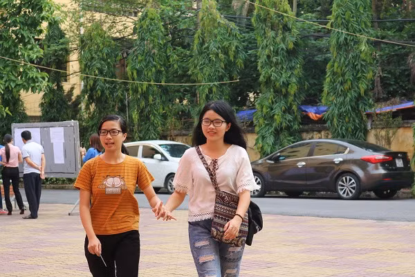 Một số tân sinh viên đi tham quan trường,