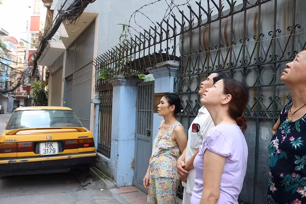 Người dân xung quanh cho biết, trước kia ở đây là cái ao, khi xây nhà, người ta chỉ đóng cọc tre nên móng nhà rất yếu, dẫn đến ngôi nhà bị nghiêng ngả như bây giờ. Người dân lo sợ nếu không xử lý kịp thời và đúng cách, ngôi nhà nghiêng bị đổ sẽ gây ảnh hưởng đến các nhà xung quanh.