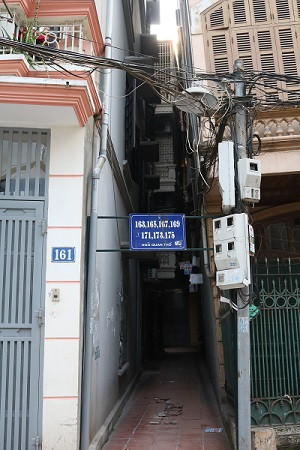 Ngôi nhà số 177, ngõ Quan Thổ 1 nghiêng hẳn về một bên một góc rất lớn.