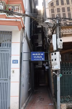 Ngôi nhà số 177, ngõ Quan Thổ 1 nghiêng hẳn về một bên một góc rất lớn.