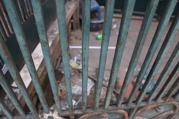 Trong sân nhà đã xuất hiện rất nhiều rác và bụi bẩn vì đã lâu không có người ở.