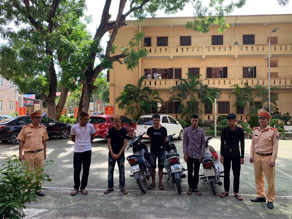 Theo đó, Công an Diễn Châu đã tập trung huy động lực lượng cảnh sát giao thông và Công an các xã liên quan tiến hành điều tra xác minh và triệu tập 7 thanh niên.