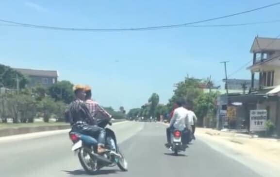 Thậm chí, có xe còn quay đầu lại, đi ngược chiều gây nguy hiểm cho các phương tiện khác ở phía sau.