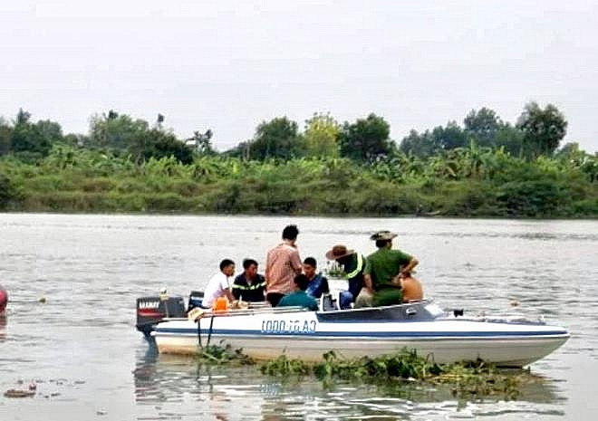  5. Truy bắt cát tặc trên sông, một Phó trưởng công an xã tử vong: Phát hiện lực lượng chức năng áp sát để bắt giữ ghe máy hút cát trái phép, "cát tặc" đánh chìm chiếc ghe khiến xuồng của lực lượng Công an xã Thạnh Hội (thị xã Tân Uyên, Bình Dương) bị kéo chìm theo. 5 cán bộ bị ngã xuống nước, Đại úy Lê Thanh Hải - Phó trưởng Công an xã Thạnh Hội (thị xã Tân Uyên, Bình Dương) bị đuối nước tử vong.