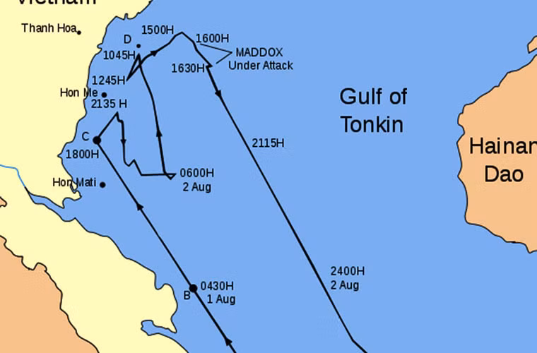 Trước sự xâm phạm trắng trợn của Hải quân Mỹ. Ngày 1/8, Bộ Tư lệnh Hải quân Nhân dân Việt Nam đã giao nhiệm vụ cho Tiểu đoàn 135 đưa Phân đội 3 (gồm các tàu 333, 336 và 339) từ Quảng Ninh vào Thanh Hoá để phục kích, đón đánh Tàu khu trục Maddox. Trong ảnh, sơ đồ di chuyển của tàu Maddox. Nguồn ảnh: US Navy history.mil.com