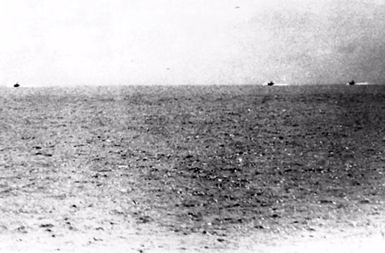 Mỗi tàu phóng lôi được trang bị một súng máy 14,5mm và 2 ngư lôi, tuy nhiên so với tàu Madoxx hiện đại của Mỹ thì tàu của ta chỉ như người tí hon so với gã khổng lồ, thua kém cả về tốc độ, trang bị, vũ khí và trọng lượng. (Ảnh ba tàu 333, 336 và 339 chụp từ tàu Maddox). Nguồn ảnh: US Navy