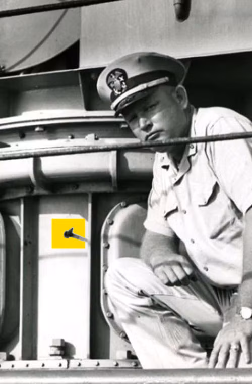 Theo báo cáo của quân đội Mỹ, tàu khu trục bị một vết đạn 14,5 mm và một máy bay bị hư hỏng, không có tổn thất về người. Thiếu tá Dempster M Jackson - người chỉ huy tàu Maxdox của Mỹ bên vết đạn 14,5 mm (phần màu vàng). Nguồn ảnh: US Navy history.mil.com