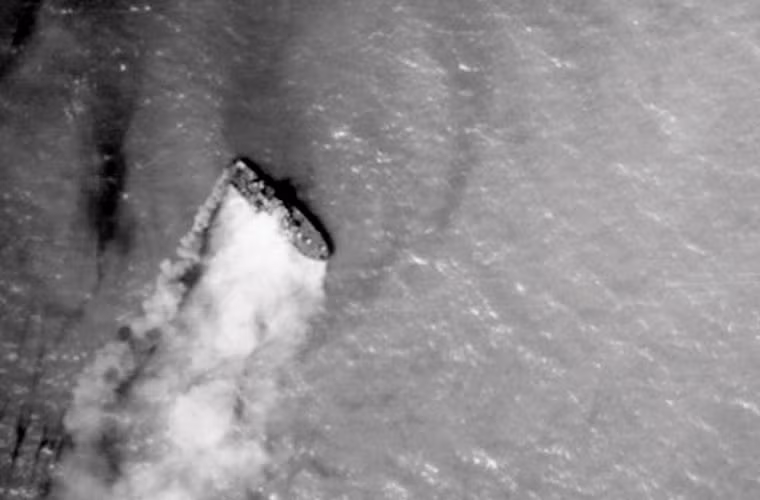 Ngày 5/8/1964, Mỹ đã sử dụng lực lượng của hai biên đội tàu sân bay USS Constellation và Ticonderoga gồm 40 máy bay hiện đại bất ngờ mở cuộc tấn công vào các căn cứ Hải quân ta từ Quảng Bình đến Quảng Ninh. Trong ảnh, một con tàu của Việt Nam bốc cháy do chiến đấu cơ Mỹ chụp lại. Nguồn ảnh: US Navy history.mil.com