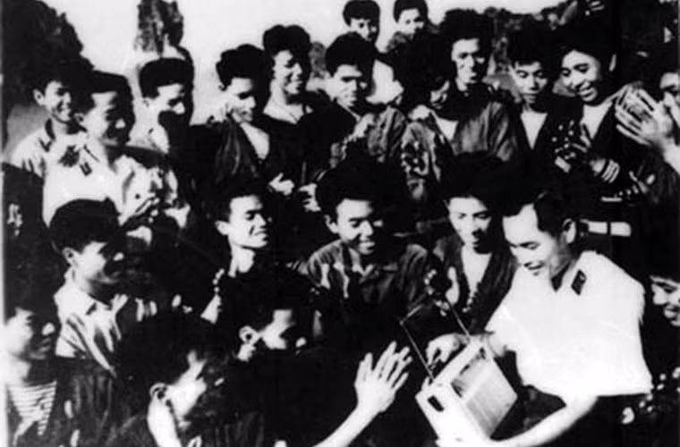 Chiến thắng ngày 2 và 5/8/1964 là trận đầu thử lửa của HQND Việt Nam sau gần 10 năm thành lập đã làm nức lòng cán bộ, chiến sĩ cả nước. Các chiến sĩ Hải quân nghe tin chiến thắng từ đài radio. Nguồn ảnh: TL