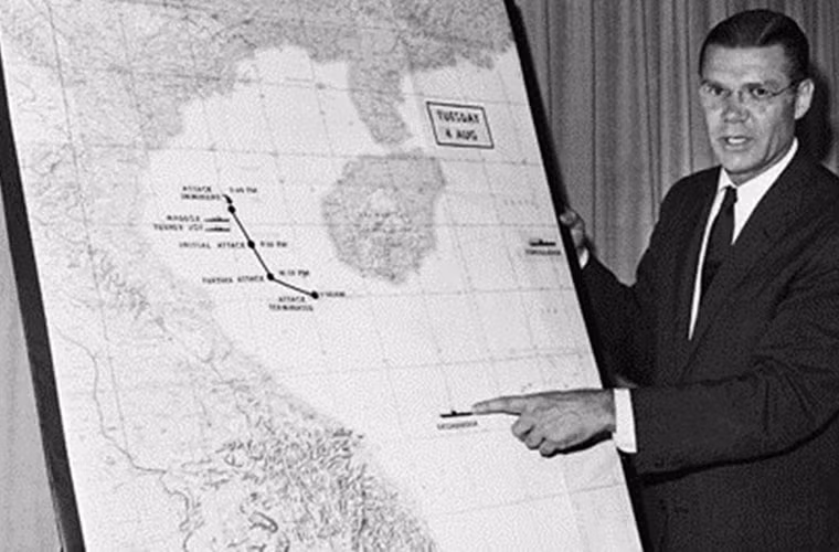 Ngay sau khi Tàu Maddox bị đánh đuổi, Bộ trưởng Quốc phòng Mỹ Robert S. McNamara trình bày vụ việc trong cuộc họp báo nửa đêm tại Lầu Năm Góc. Vụ việc này về sau được khẳng định chỉ là sự “nhầm lẫn” của tình báo của Mỹ nhưng lại là cái cớ để Mỹ mở màn chiến dịch dùng không quân đánh phá miền Bắc Việt Nam. Nguồn ảnh: US Navy History.mil.com