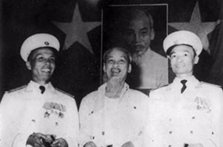 Đại tá Nguyễn Bá Phát, Tư lệnh Hải quân và Thiếu tướng Phùng Thế Tài, Tư lệnh quân chủng Phòng không - Không quân chụp ảnh cùng Hồ Chủ tịch trong Lễ tuyên dương công trạng Chiến thắng trận đầu ngày 2 và 5/8/1964. Nguồn ảnh: TL