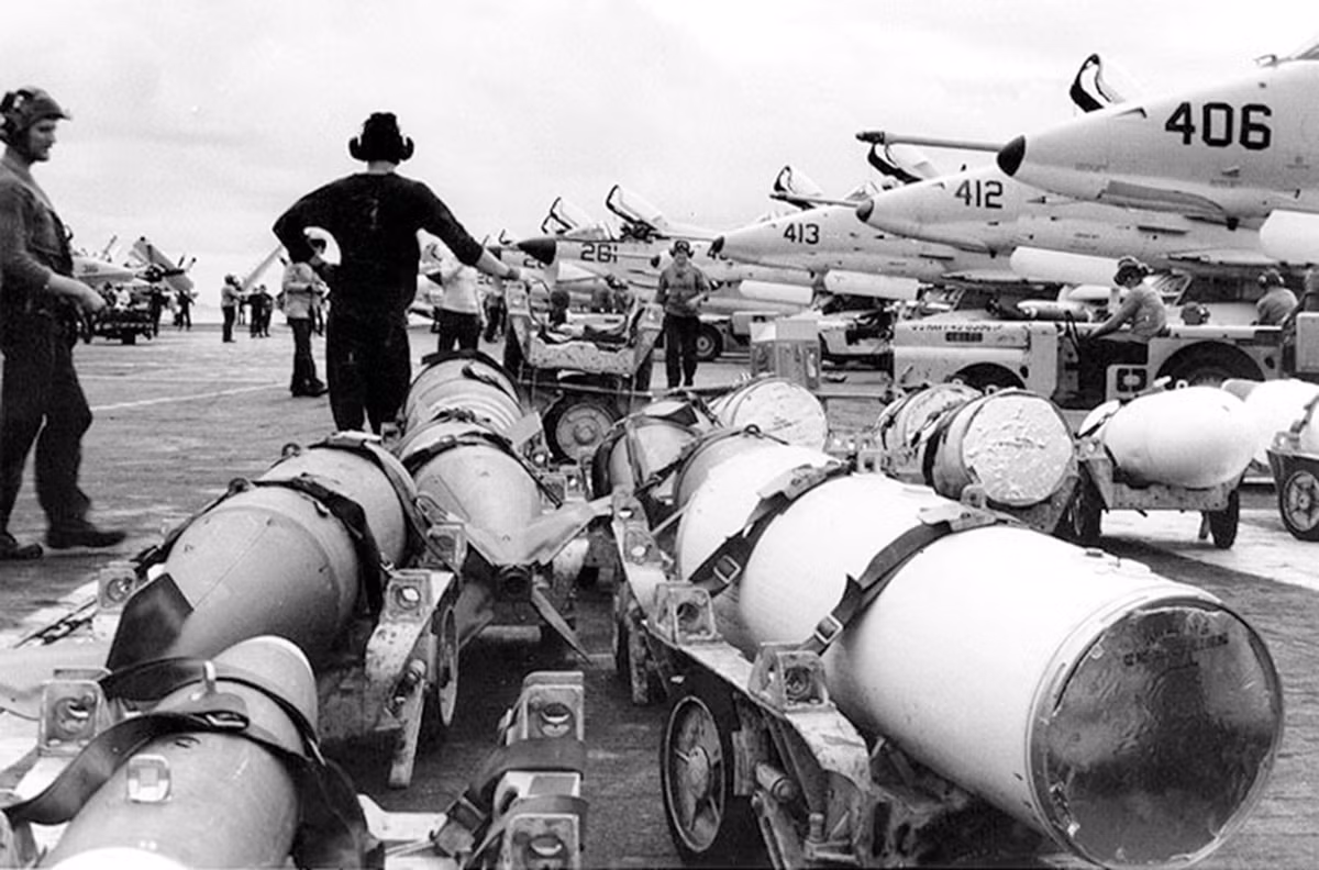 Hàng chục máy bay F-8 cùng rất nhiều vũ khí giết người dàn hàng ngang trên tàu sân bay Oriskany năm 1966 được Mỹ sử dụng hòng dập tắt ý chí chiến đấu của quân và dân Miền Bắc. Nguồn ảnh: US Navy