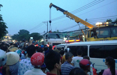 TP HCM: Lao vao xe tai, 2 nu cong nhan tu vong tai cho-Hinh-3