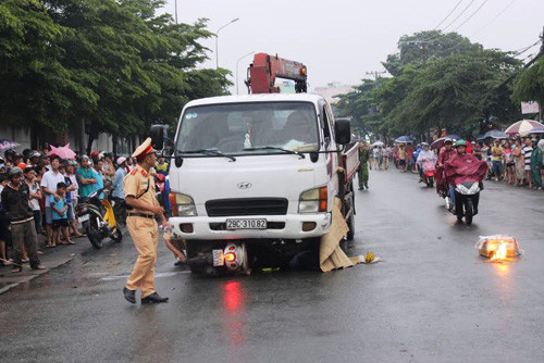 TP HCM: Lao vao xe tai, 2 nu cong nhan tu vong tai cho