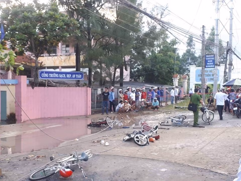 Am anh giay phut cac em hoc sinh nam bat dong duoi day dien