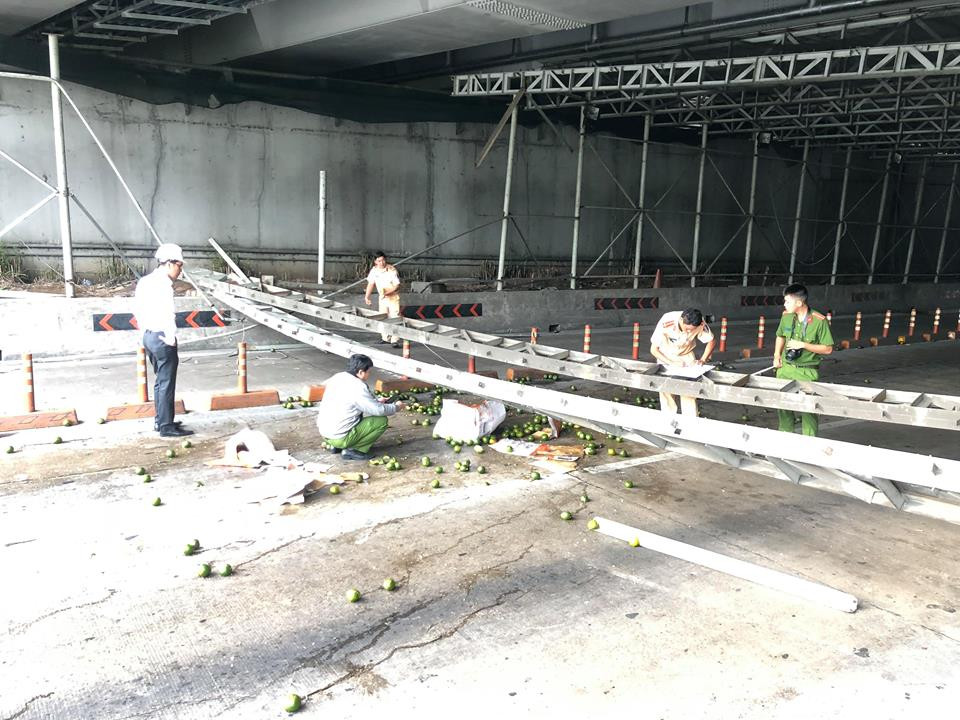 Cơ quan chức năng cho biết, đơn vị đang trích xuất camera để truy tìm nguyên nhân khiến giàn giáo hầm vượt sông Sài Gòn đổ sập.