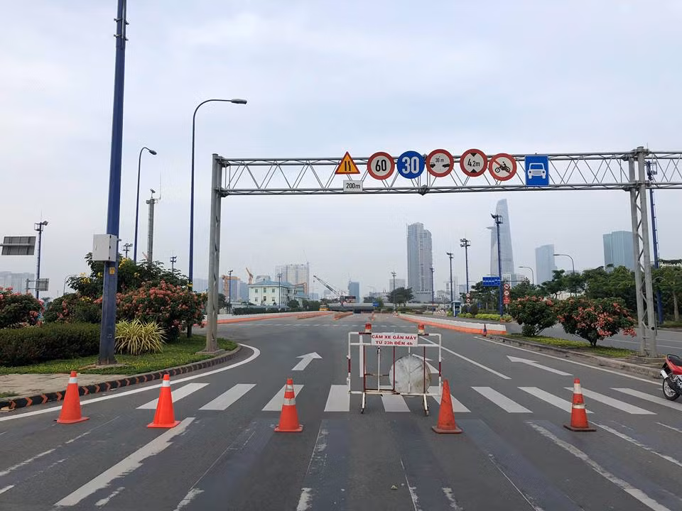 Lực lượng chức năng phong tỏa đường.