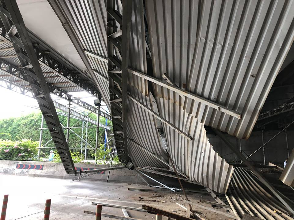 Toàn bộ khối giàn giáo đổ sập chắn 2 đường hầm.