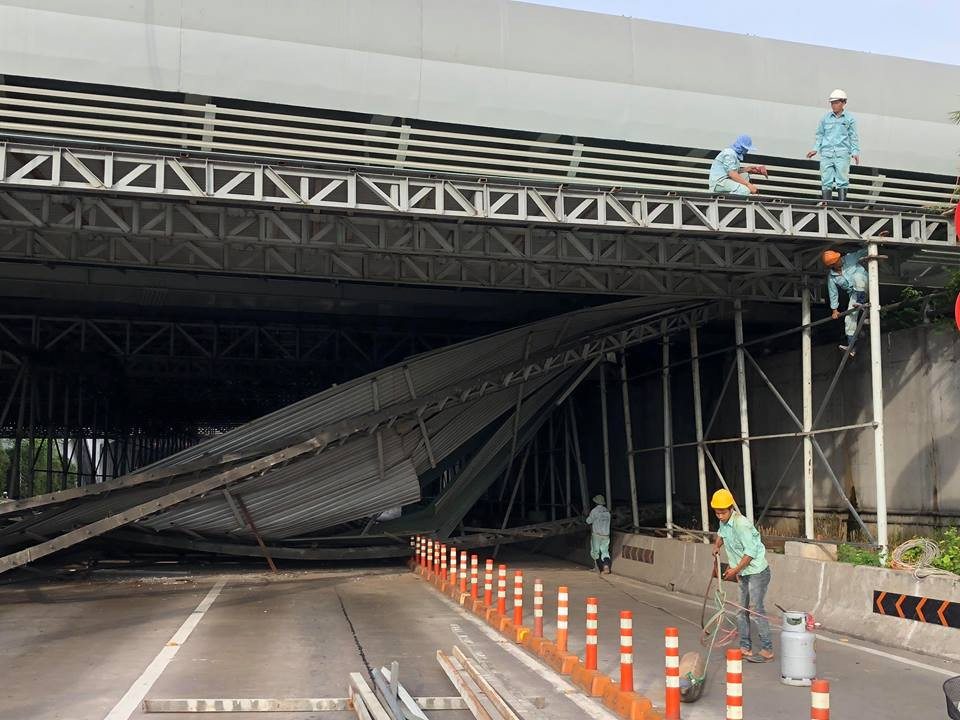Nhận được tin báo, lực lượng chức năng có mặt để xử lý hiện trường.