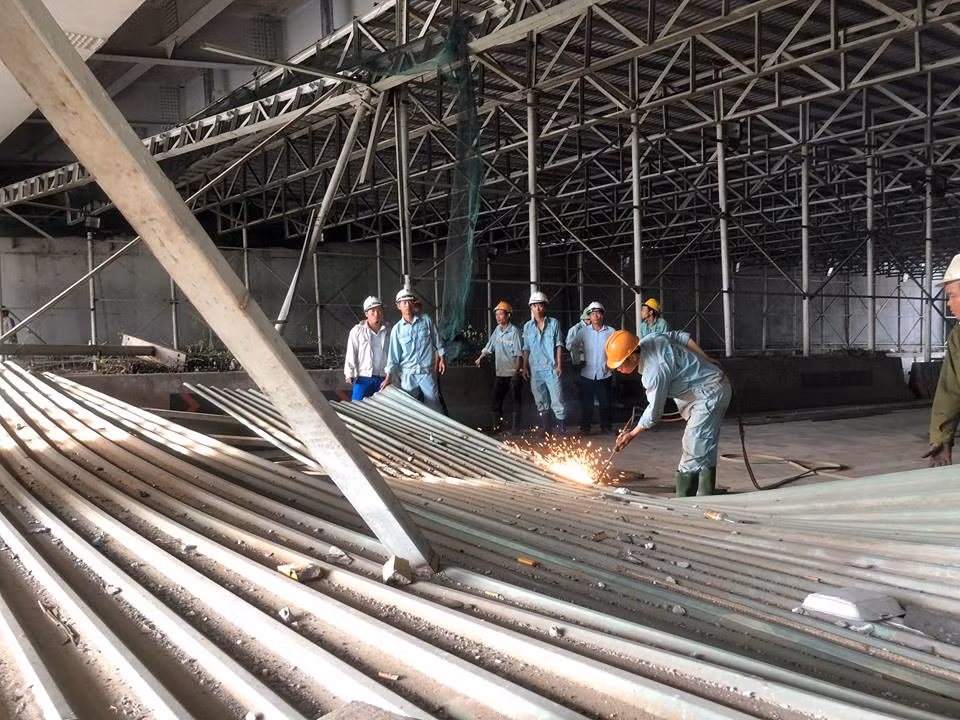 Khối lượng giàn giáo đổ sập khá lớn nên cần nhiều thời gian xử lý.