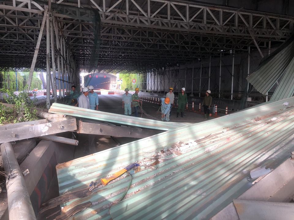 Theo ghi nhận của PV, hàng trăm người thuộc nhiều lực lượng được điều động để khẩn trương giải quyết sự cố, thu dọn hiện trường để sớm thông xe qua hầm.