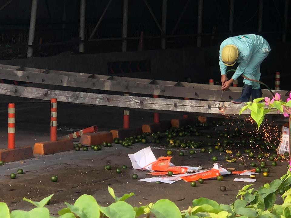 Đến 7/30 sáng nay 15/10, lực lượng CSGT quận 1, 2, Bình Thạnh và CSGT các đội Bến Thành, Cát Lái. Hàng Xanh... vẫn đang tích cực điều tiết giao thông.