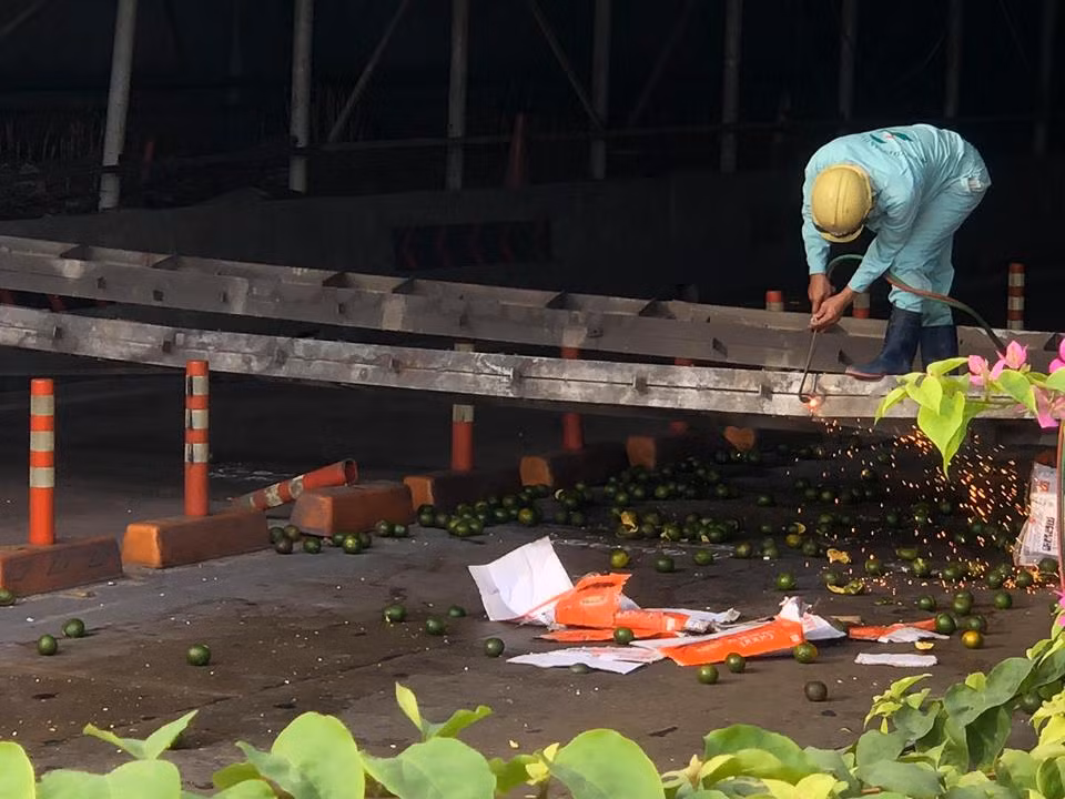 Đến 7/30 sáng nay 15/10, lực lượng CSGT quận 1, 2, Bình Thạnh và CSGT các đội Bến Thành, Cát Lái. Hàng Xanh... vẫn đang tích cực điều tiết giao thông.